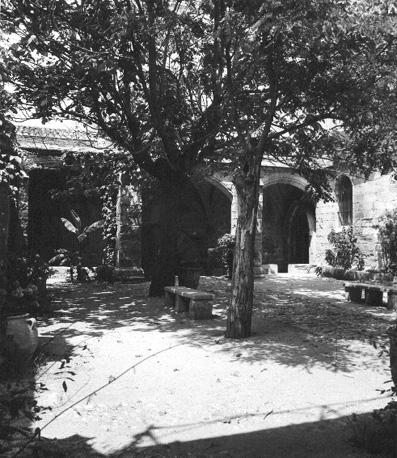 Kloosterhof,  aan zuidzijde van koor