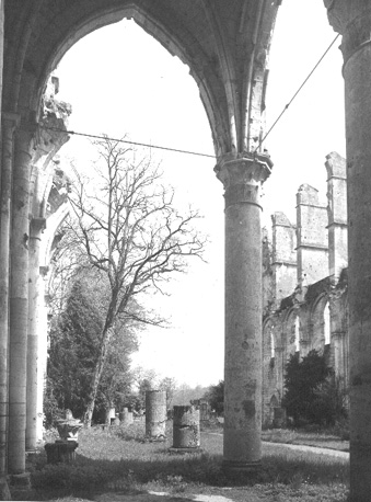 Kloosterkerk: Zuil van een portaal met zicht op steunberen en arcade (restanten van kerkmuur)
