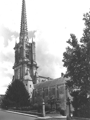 Kerktoren en bisschoppelijk paleis (rechts)