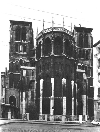 Koor en twee torens aan uiteinden van noordelijk en zuidelijk transept, vanuit het oosten