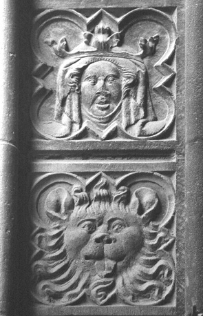 Westfacade, bas-reliëfs op basement van portaalwang: detail