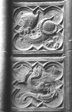 Westfacade, bas-reliëfs op basement van portaalwang: detail