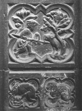 Westfacade, bas-reliëfs op basement van portaalwang: detail