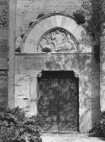 Westportaal, timpaan: tronende Christus omgeven door symbolen van evangelisten (Majestas Domini); portaalwang: twee laag-reliëfs met Paulus (links) en Petrus (rechts)