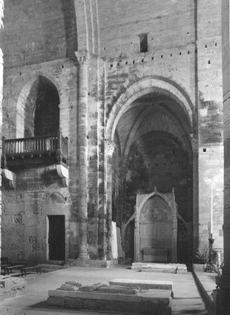 Ingang koor (rechts), met zicht op noordelijk transept met sarcofaag en nisgraf; voorgrond: bisschopsgraven