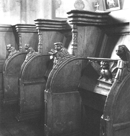 Koorbanken met misericorde; armleuningen  gedecoreerd met menselijke figuren