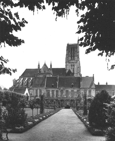 Noordzijde van kerk en voormalig bisschoppelijk paleis met tuin