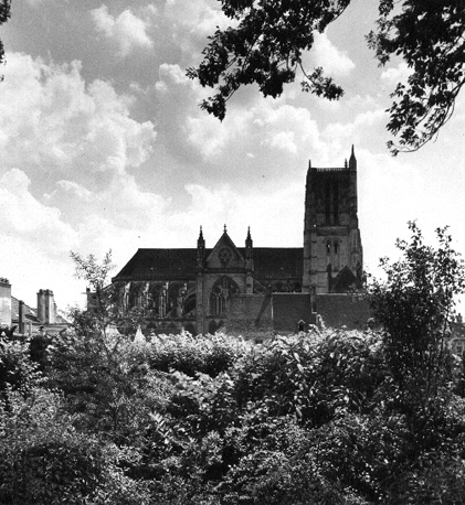 Noordzijde van kerk en voormalig bisschoppelijk paleis met tuin