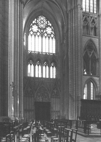 Noordelijke transept vanuit zuiden; rechts: ingang van koor