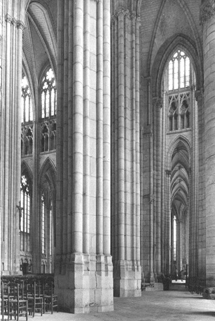 Zicht op het oosten: transept en kooromgang, vauit zuidelijke zijbeuk