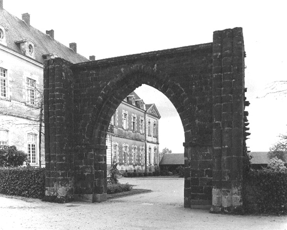 Ingangspoort met abdijgebouw links