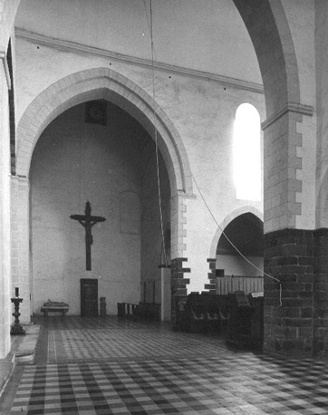 Zuidtransept en toegang naar monniken- koor (rechts) vanuit het noorden