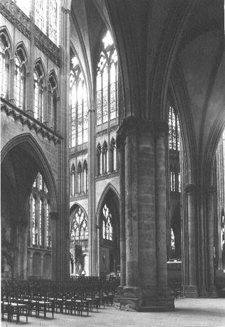 Zicht op noordtransept vanuit zuidelijke zijbeuk