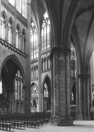 Zicht op noordtransept vanuit zuidelijke zijbeuk