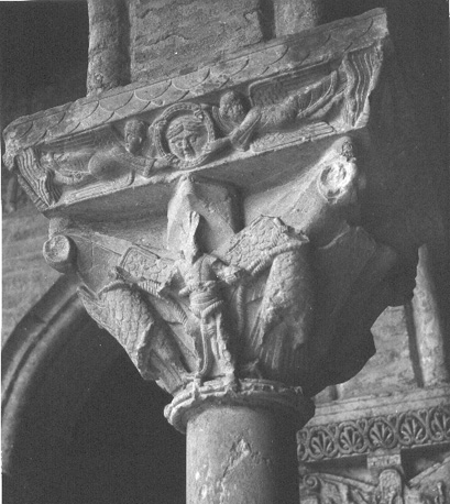 Kloostergang, westelijke galerij, kapiteel (nr.75): vogels en menselijke figuren, twee engelen met medaillon