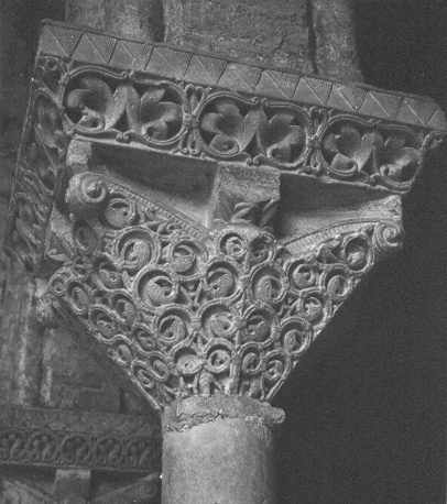 Kloostergang, noordelijke galerij, kapiteel (nr.55): arabiserende ornamenten