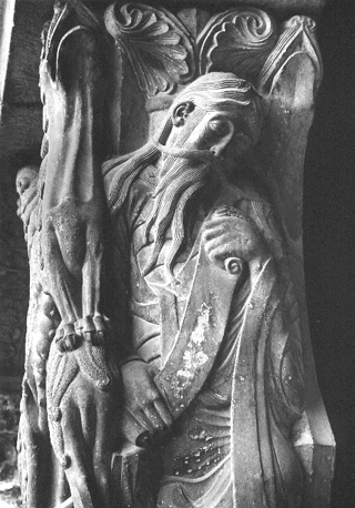 Zuidportaal, zijkant van trumeau: bebaarde profeet (detail)