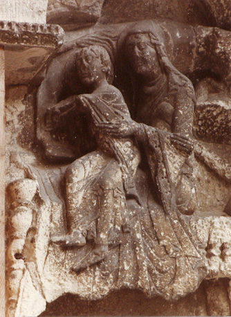 Zuidportaal, oostelijke binnenmuur, onder boog (rechts) reliëf: Aanbidding door de koningen, detail: Maria met kind