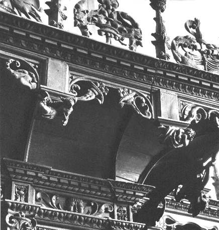 Decoraties bovenaan koorgestoelte