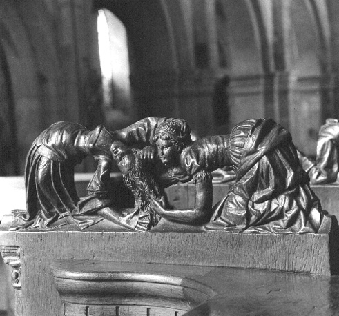 Koorgestoelte, ornamenteel reliëf: twee vechtende vrouwen, de een trekt aan de haren van de ander