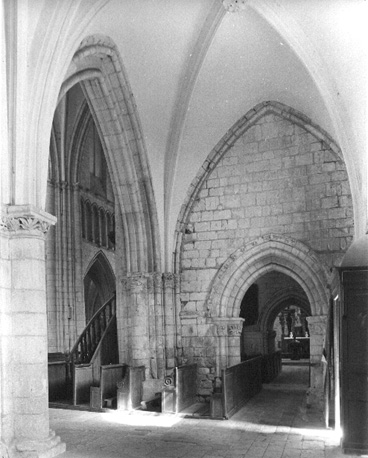 Interieur van donjon, direct achter de westfacade (?)