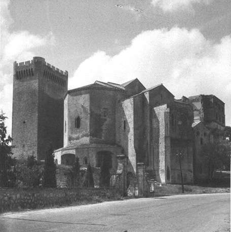 Koor en noordelijke kant van kerk, donjon van klooster (links)