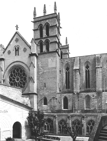 Westelijke zijde van kerk (transept, toren, schip) en klooster
