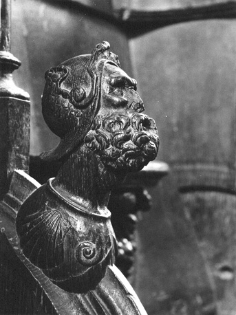 Koorgestoelte, detail: menselijk hoofd