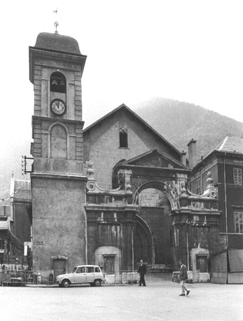 Poort en klokkentoren voor de kerk vanuit het westen