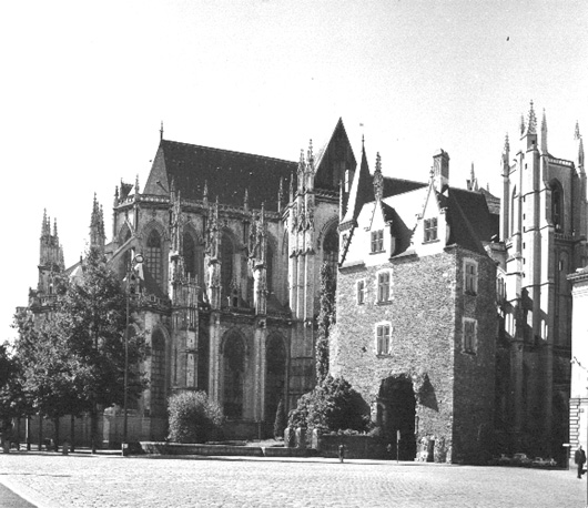 Koor en noordelijk transept vanuit het noorden; op voorgrond voormalige Porte Sainte-Pierre