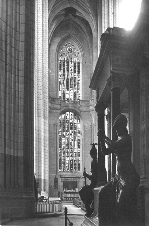 Zicht op zuidelijk transept vanuit het noorden; op achtergrond: graf van François II and Marguerite de Foix; op voorgrond: graf van La Moricière (detail)