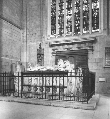 Zuidelijk transept: graf van François II and Marguerite de Foix