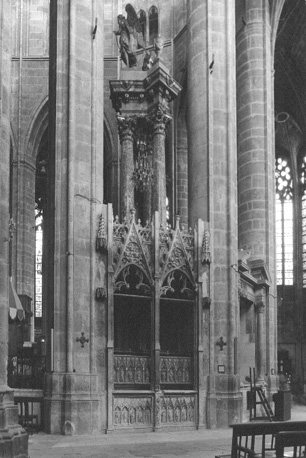 Zuidelijk deel van kooromgang, graf van bisschop Pierre de la Jugie (gestorven in 1375)
