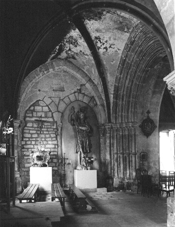 Narthex van kerk met beeld van sint Christoffel