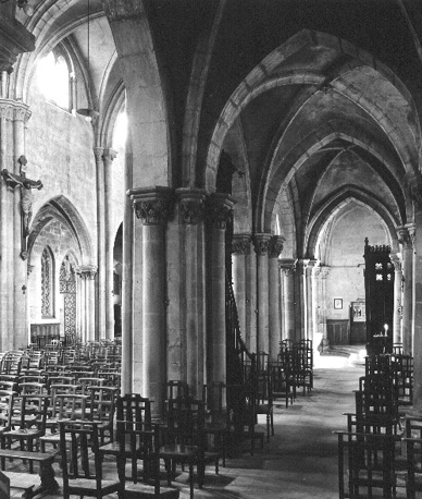 Noordelijke zijbeuk en middenschip vanuit het noordoosten