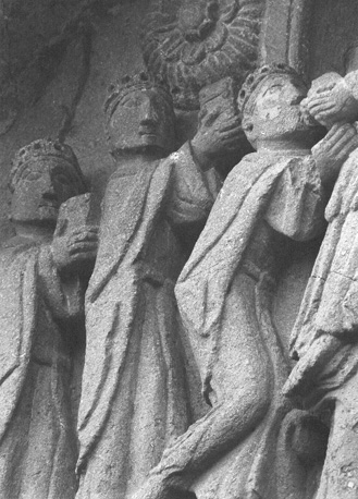 Westfacade, timpaan:  Aanbidding der koningen; detail: drie koningen