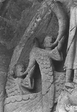 Westfacade, timpaan:  Aanbidding der koningen; detail: musicerende engelen