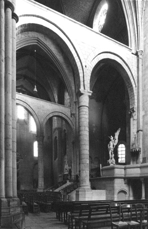 Zicht op zuidelijk transept en (westelijk) koor vanuit het noorden