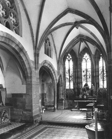Zuidkapel; links: grafmonument; grafsteen van de architect Jacques Erwin
