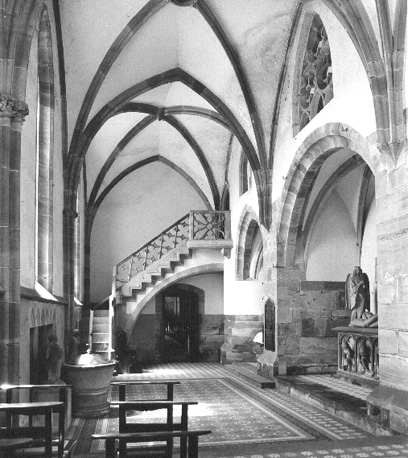 Zuidkapel; rechts: grafmonument; grafsteen van de architect Jacques Erwin