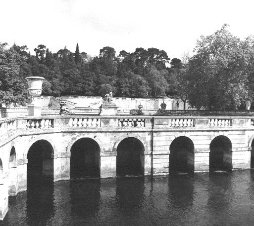 Zicht op park met nimf van Nemausus (?) en Mont Cavalier op de achtergrond