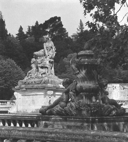 Zicht op beelden in park: waternimf (van Nemausus ?) en cupido's