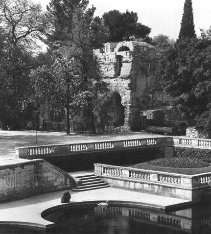 Park met op de achtergrond Romeinse therme (= "Temple de Diana")