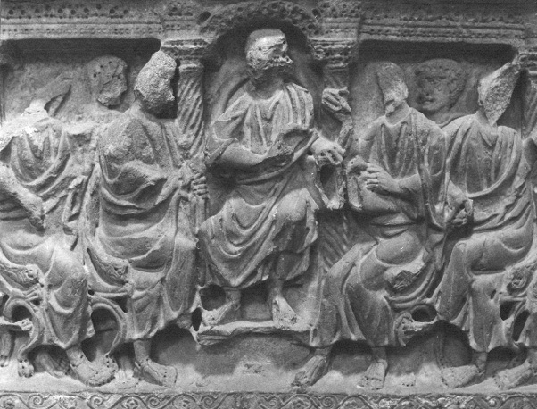 Zuidelijke zijbeuk, kapel; sarcofaag, detail: 13 tronen en Christus als leraar