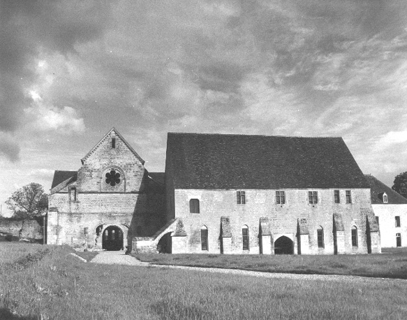 Abdijkerk links en kloostergebouw rechts