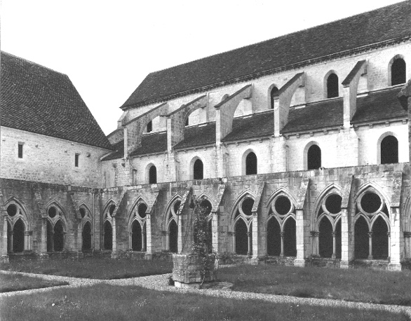 Kloosterhof en kloostergang (aan de zuidelijke zijbeuk van kerk) vanuit het zuiden