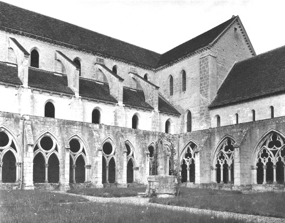 Kloosterhof en kloostergang (aan de zuidelijke zijbeuk van kerk) vanuit het zuidwesten