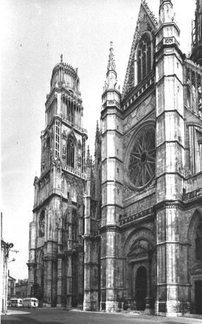 Facade van zuidelijk transept en toren van westfacade