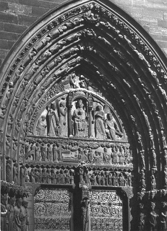 Westfacade, zuidelijk portaal (Portail Sainte-Anne); in timpaan: tronende Maria met Christuskind