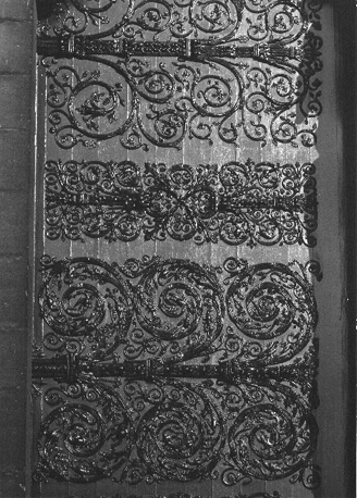Westfacade, zuidelijk portaal (Portail Sainte-Anne): beslag op deur